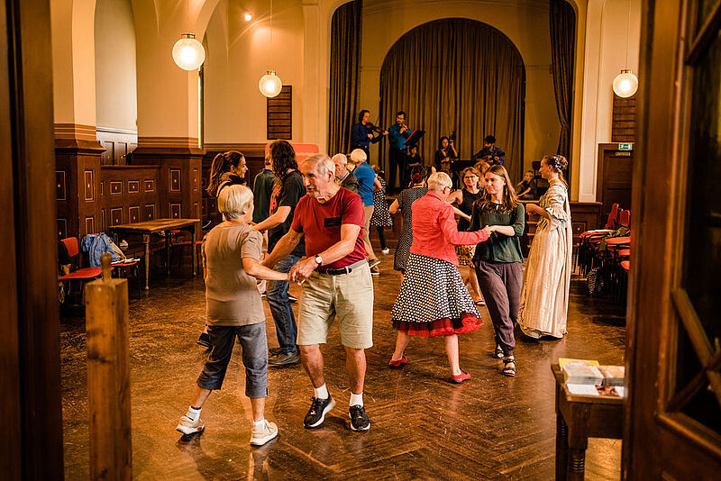 Zwei Paare tanzen in einem Saal