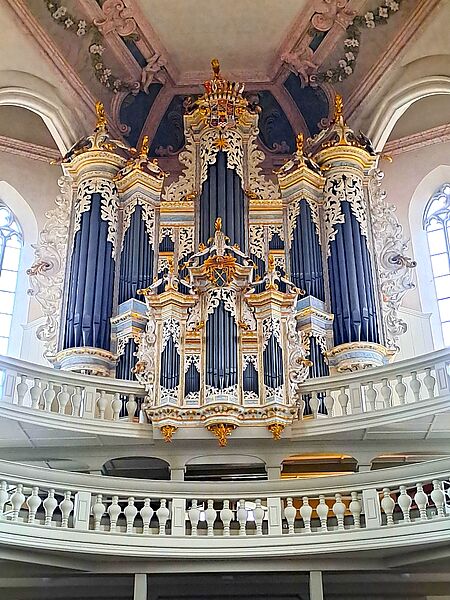 Orgel mit goldenen Verzierungen.